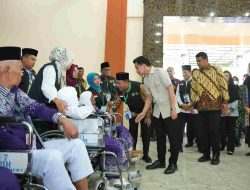 Disambut Meriah! Gibran dan Bobby Nasution Sapa Calon Jemaah Haji Sumut di Asrama Haji Medan