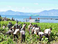 Bupati Samosir dan Danrem 023 KS Kompak Angkat Eceng Gondok Demi Danau Toba yang Bersih dan Bersinar