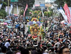 Berastagi Heboh! Bobby Nasution Disambut Lautan Manusia di Festival Bunga dan Buah Karo 2025, Giring Ganesha Ikut Tampil Meriahkan Panggung
