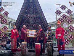 Kantor Wilayah Kemenkum Sumut Menyerahkan Sertifikat Pusat Perbelanjaan Berbasis KI kepada DELIPARK MALL Kota Medan