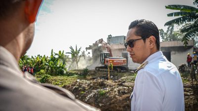 Rico Waas Turun Tangan, Dua Bangunan Sarang Narkoba di Medan Selayang Diratakan