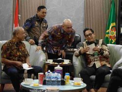 Rico Waas Dorong Kebangkitan Sepatu Lokal dengan Sayembara Desain