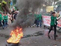 Demo Aliansi Mahasiswa UINSU di DPRD Sumut, Tuntut Transparansi Anggaran dan Kenaikan Gaji Guru