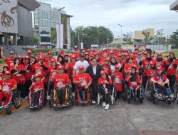 Di Tengah Hujan Lebat, Peserta Disabilitas Tetap Semangat Ikuti Gerak Jalan – Sofyan Tan: Orang Hebat Tidak Diukur dari Fisik