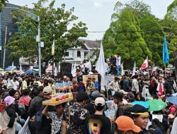 Ribuan Warga Sumut Tuntut Penutupan PT TPL dalam Aksi Damai di Depan Kantor Gubernur