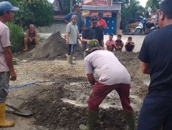 20 Tahun Dibiarkan Rusak, Warga Besitang Patungan Rp10 Juta untuk Perbaiki Jalan Penghubung