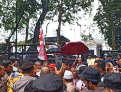AMSBPBS Desak Penetapan Bencana Nasional, Massa Berteduh di DPRD Saat Hujan