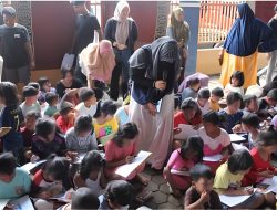 PPG Unimed Hadirkan Trauma Healing dan Bantuan untuk Anak-Anak Terdampak Banjir di Jati Sari