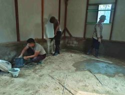 Semangat Gotong Royong, Brimob dan Warga Bangun Rumah Korban Banjir di Tapanuli Selatan