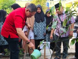Ketua DPRD Medan Bersama Anak Yatim Menanam Pohon Untuk Menjaga Alam