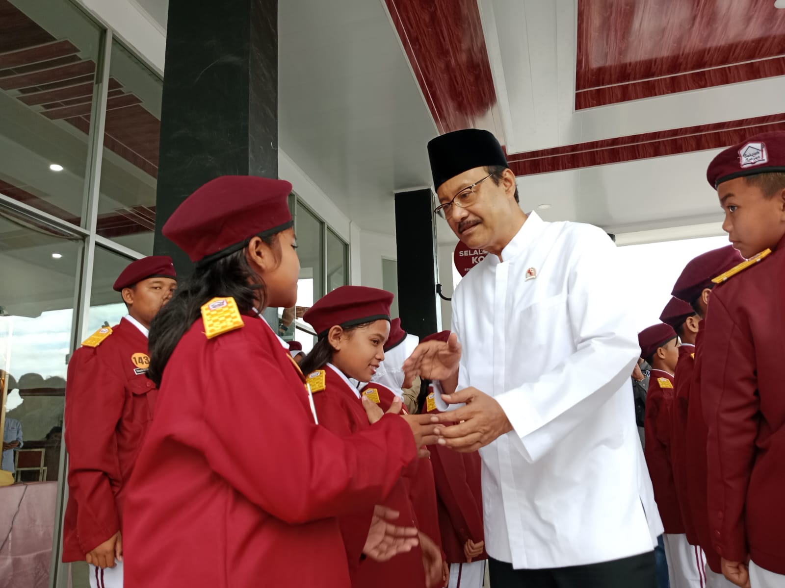 Menteri Sosial RI Saifullah Yusuf menyalami anak-anak Sekolah Rakyat Rakyat Menengah Pertama (SRMP) 1 Insyaf di Kutalimbaru, Kabupaten Deli Serdang, Sumatera Utara, Sabtu (31/1/2026). Di SRMP ini ada 150 Anak-anak mengenyam pendidikan. Foto: Armadaberita.com/Deddi Gunawan Hutajulu