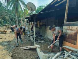 Masih Bertahan di Lokasi Bencana, Brimob Polda Sumut Bersihkan Rumah Warga Batang Toru dari Lumpur