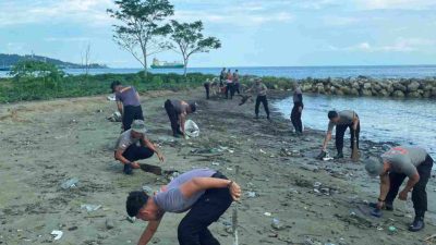 Menjaga Laut, Merawat Harapan: Brimob Sumut Bersihkan Pantai Sirao