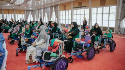 Kursi Roda Adaptif Dibagikan! Kahiyang Ayu Gerak Cepat Bantu 135 Anak Cerebral Palsy di Sumut