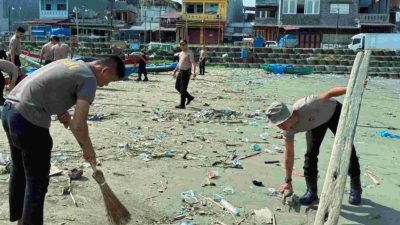 Brimob Sumut Bersih-Bersih Pantai Gunungsitoli, Ajak Warga Jaga Lingkungan Pesisir