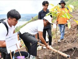 Wabup Samosir Tanam Pohon di Lereng Gunung Pusuk Buhit, Perkuat Komitmen Pelestarian Alam