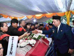 Bupati Vandiko Gultom Pimpin Upacara Kenegaraan Pemakaman Camat Palipi Roberd Sinaga