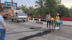 Polisi Turun Tangan Perbaiki Jembatan di Labusel, Akses Warga Kini Lebih Aman dan Lancar