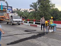 Polisi Turun Tangan Perbaiki Jembatan di Labusel, Akses Warga Kini Lebih Aman dan Lancar