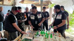 Gerebek Sarang Narkoba Mangkubumi Belasan Pria Lompat ke Sungai, Uang Dollar Singapore, Sabu dan Sajam Berserakan