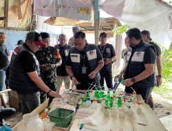 Gerebek Sarang Narkoba Mangkubumi Belasan Pria Lompat ke Sungai, Uang Dollar Singapore, Sabu dan Sajam Berserakan