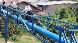 Siswa Nekat Berjalan di Pipa Air, Jembatan Roboh di Polonia Jadi Sorotan: Warga Desak Rico Waas Percepat Pembangunan