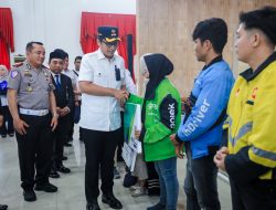 Wali Kota, Rico Waas Serahkan Kartu BPJS Ketenagakerjaan untuk Ribuan Driver di Medan