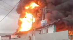 Kebakaran Hebat Ludeskan 80 Persen Pabrik Sepatu di Deli Serdang, Pemadaman Berlangsung Lebih dari Empat Jam
