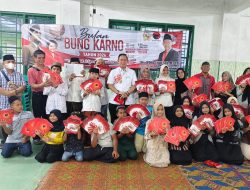 Bulan Bung Karno, Ketua DPRD Medan Bagikan Ratusan Buku Bergambar Soekarno-Megawati untuk Anak Yatim