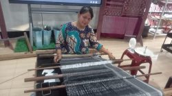 Songket Bintang Maratur Tarutung Curi Perhatian Pengunjung PRSU, Dibuat Dua Pekan dengan Nilai Jual hingga Rp4 Juta