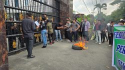 Bakar Ban di Kejati Sumut, Mahasiswa Desak Kejagung Segera Tahan Eks Jampidsus Febrie Adriansyah