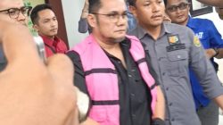 Detik-detik Mantan Kadis PMD Madina Kenakan Rompi Pink, Tersangka Kasus Korupsi Smart Village