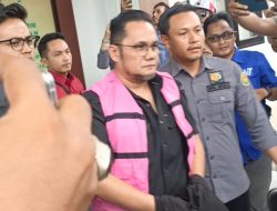 Detik-detik Mantan Kadis PMD Madina Kenakan Rompi Pink, Tersangka Kasus Korupsi Smart Village