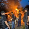 Dihadang Warga, Satresnarkoba Polrestabes Medan Bongkar dan Bakar Sarang Narkoba di Klambir V