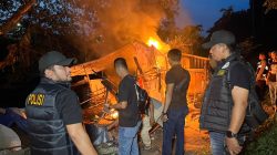 Dihadang Warga, Satresnarkoba Polrestabes Medan Bongkar dan Bakar Sarang Narkoba di Klambir V