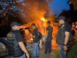 Dihadang Warga, Satresnarkoba Polrestabes Medan Bongkar dan Bakar Sarang Narkoba di Klambir V