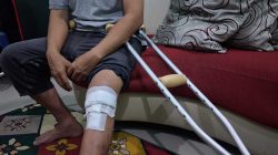 Sepasang Kruk dan Jalan Pulang Ke Lapangan