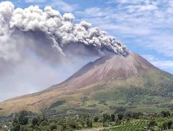 Gunung Sinabung Erupsi, Kolom Abu Mencapai 3,5 Kilometer