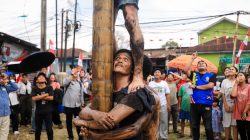 Panjat Pinang Jadi Magnet Warga, Rico Waas Ikut Larut dalam Semarak Kemerdekaan di Medan Kota