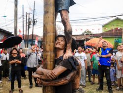 Panjat Pinang Jadi Magnet Warga, Rico Waas Ikut Larut dalam Semarak Kemerdekaan di Medan Kota