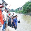 Panjat Pinang di Tengah Sungai Deli, Warga Medan Maimun Sulap HUT RI Jadi Adu Nyali