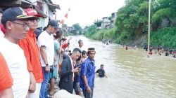 Panjat Pinang di Tengah Sungai Deli, Warga Medan Maimun Sulap HUT RI Jadi Adu Nyali