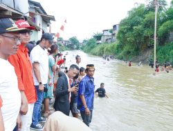 Panjat Pinang di Tengah Sungai Deli, Warga Medan Maimun Sulap HUT RI Jadi Adu Nyali