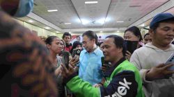 Berpeluh Keringat, Sofyan Tan Layani Warga Helvetia dengan Hangat