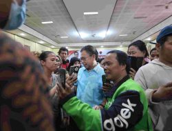 Berpeluh Keringat, Sofyan Tan Layani Warga Helvetia dengan Hangat