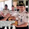 Perkuat Pembinaan dan Ketertiban, Kalapas Singkawang Berikan Pengarahan serta Serahkan Hanger Baju dan Papan Karambol bagi WBP