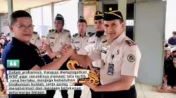 Perkuat Pembinaan dan Ketertiban, Kalapas Singkawang Berikan Pengarahan serta Serahkan Hanger Baju dan Papan Karambol bagi WBP