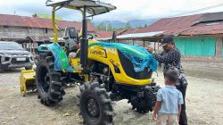Rapidin Serahkan Traktor ke Petani Parlilitan, Ada Janji Bibit Jagung Menyusul