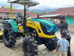 Rapidin Serahkan Traktor ke Petani Parlilitan, Ada Janji Bibit Jagung Menyusul