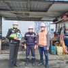 Kabut Asap Karhutla Jadi Perhatian, PT Prima Multi Terminal Bagikan Masker kepada Pegawai
